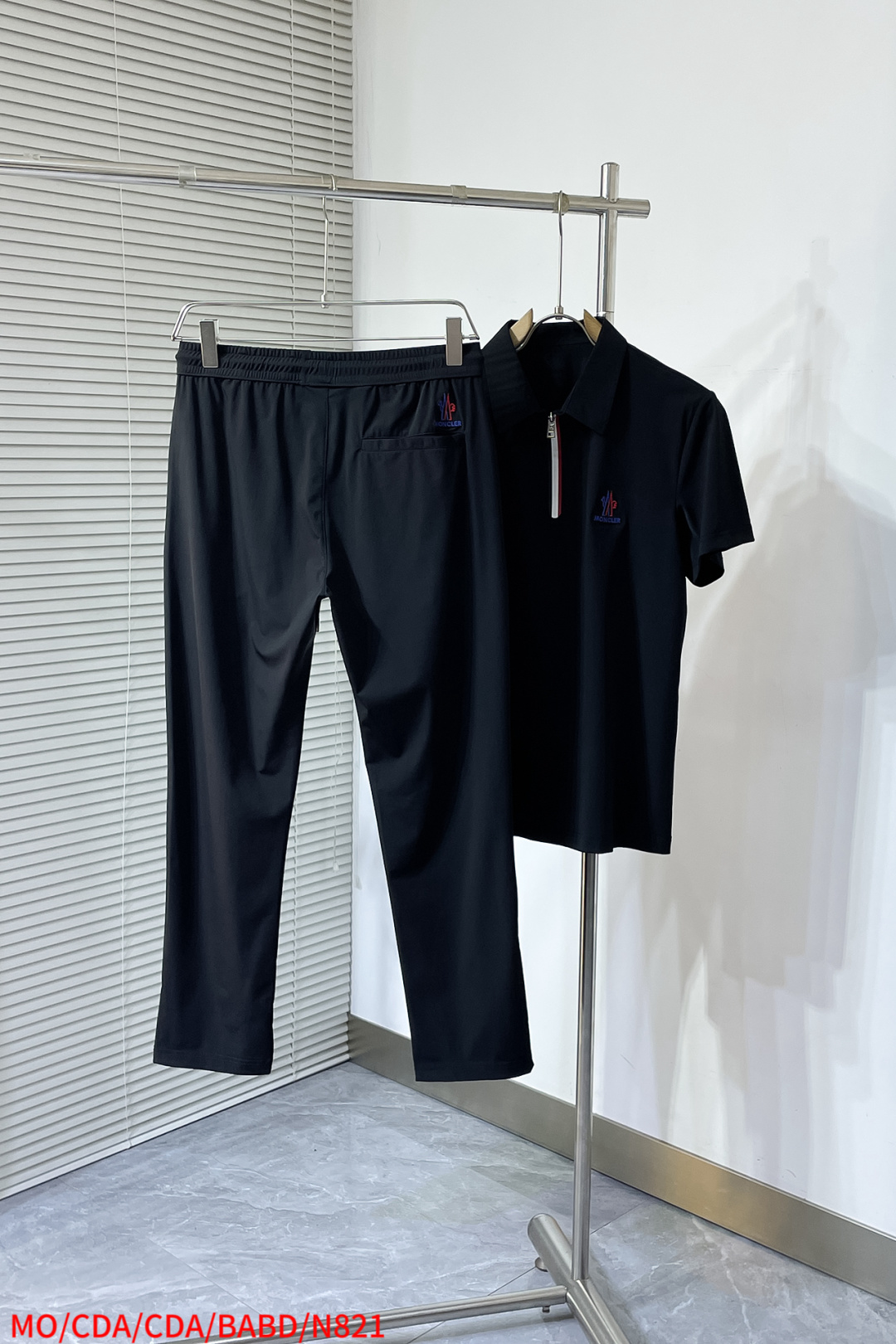 “High-End Fashion: Monochrome Leisure Suite with Unique Tailoring and Embroidery Design” - 图片 4