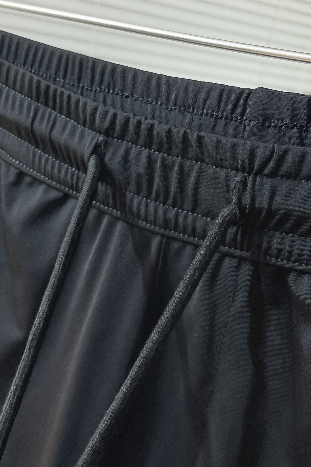 “High-End Fashion: Monochrome Leisure Suite with Unique Tailoring and Embroidery Design” - 图片 6