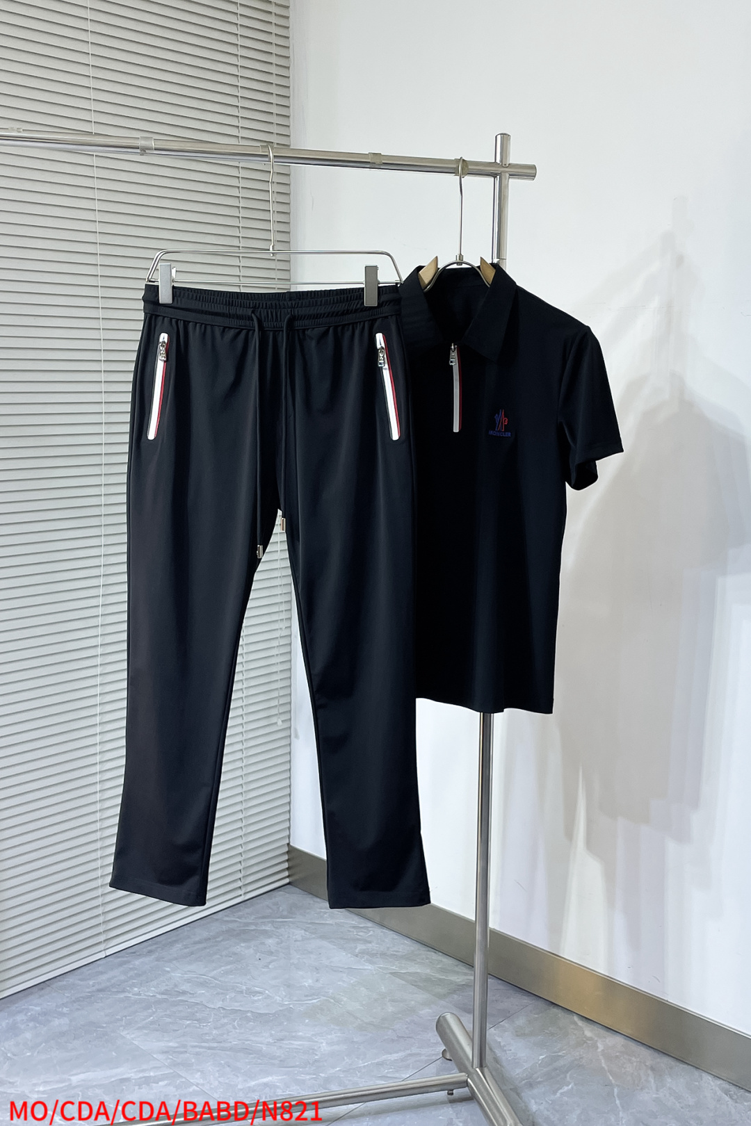 “High-End Fashion: Monochrome Leisure Suite with Unique Tailoring and Embroidery Design” - 图片 3