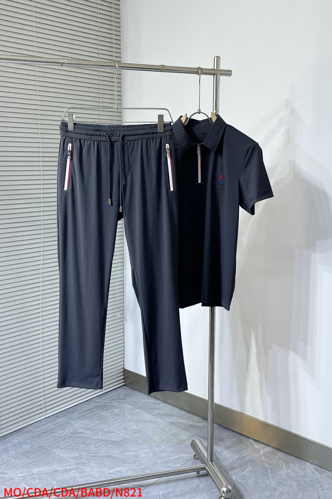 “High-End Fashion: Monochrome Leisure Suite with Unique Tailoring and Embroidery Design” - 图片 1