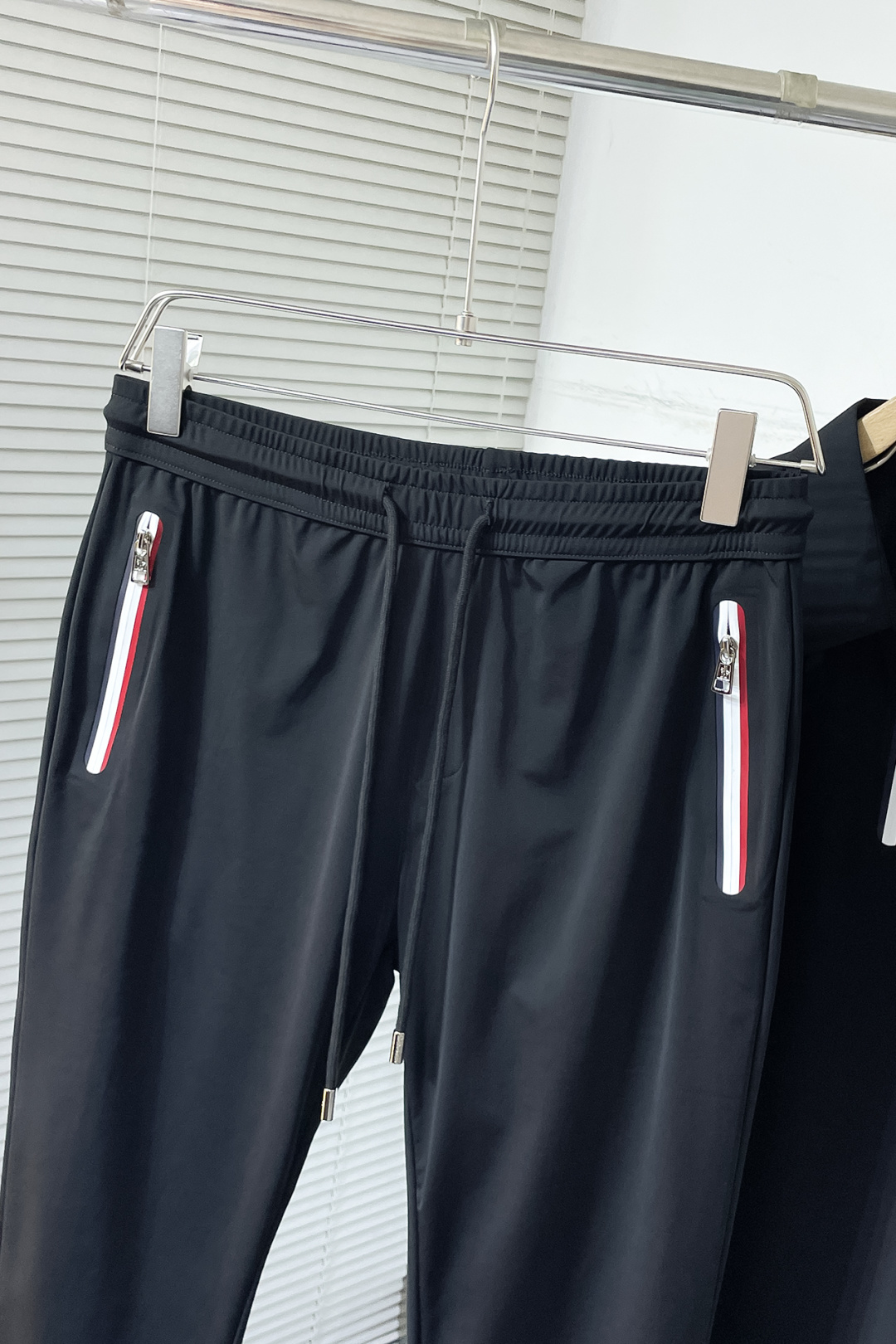 “High-End Fashion: Monochrome Leisure Suite with Unique Tailoring and Embroidery Design” - 图片 5