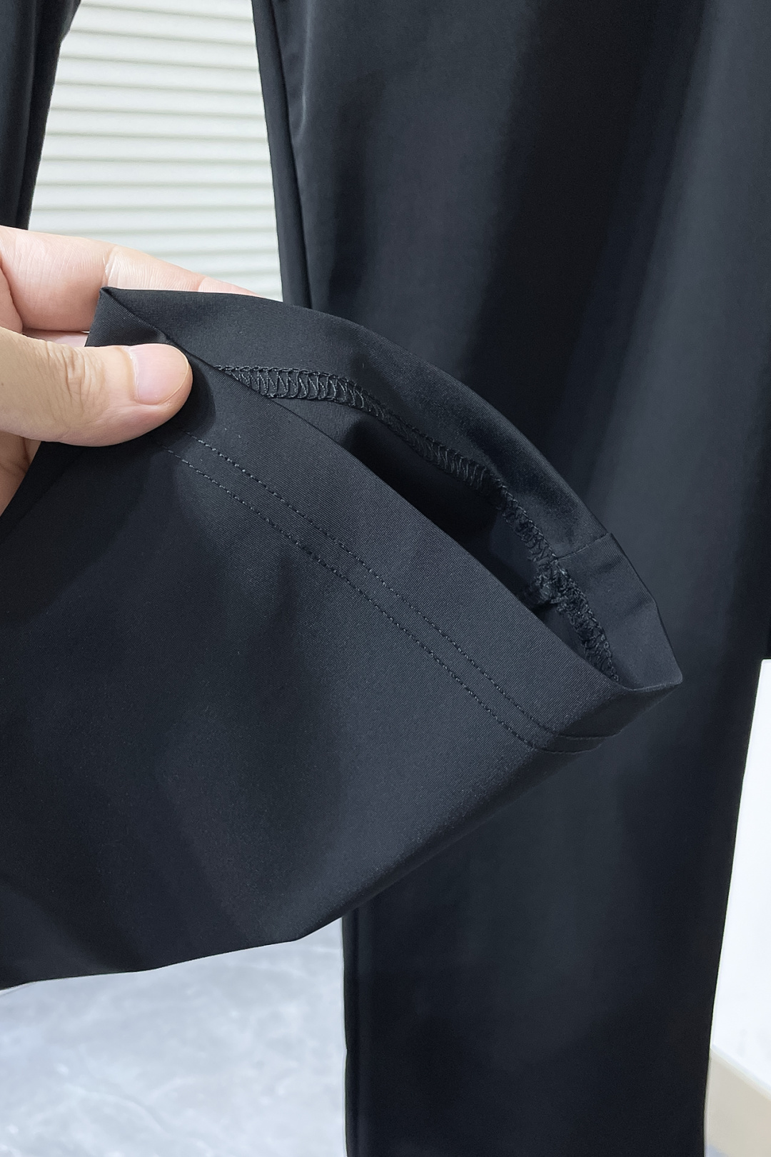 “High-End Fashion: Monochrome Leisure Suite with Unique Tailoring and Embroidery Design” - 图片 9