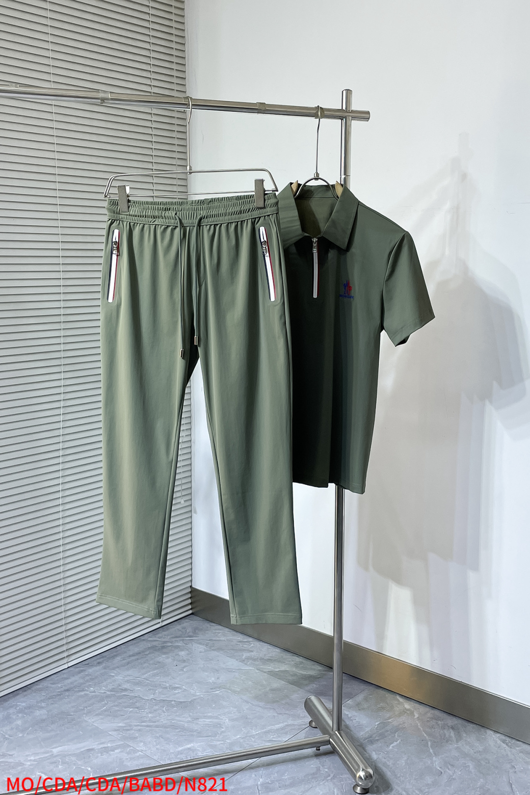 “High-End Fashion: Monochrome Leisure Suite with Unique Tailoring and Embroidery Design” - 图片 2