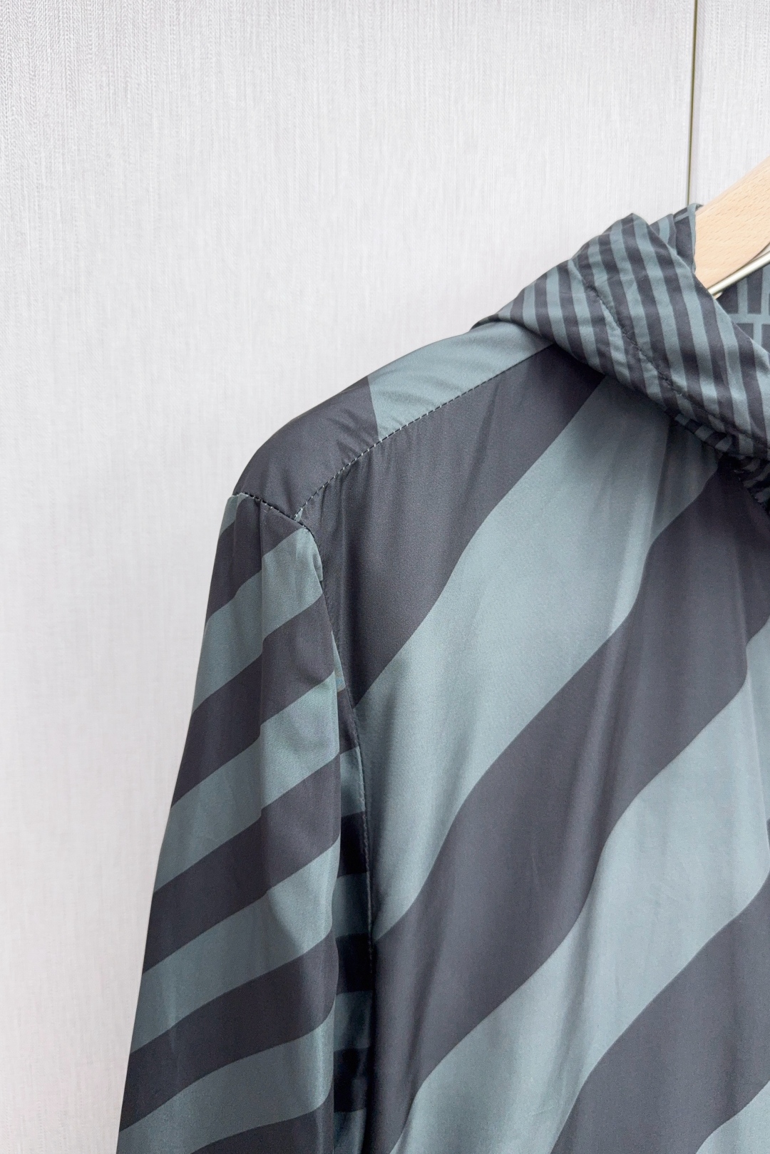 Luxurious Customized FENDI Double-Sided Hood Jacket with Unique Design and High-Tech Processes - 图片 9