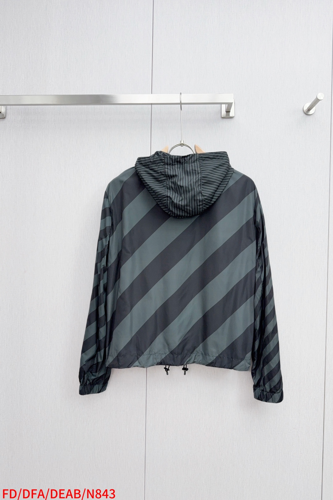 Luxurious Customized FENDI Double-Sided Hood Jacket with Unique Design and High-Tech Processes - 图片 2