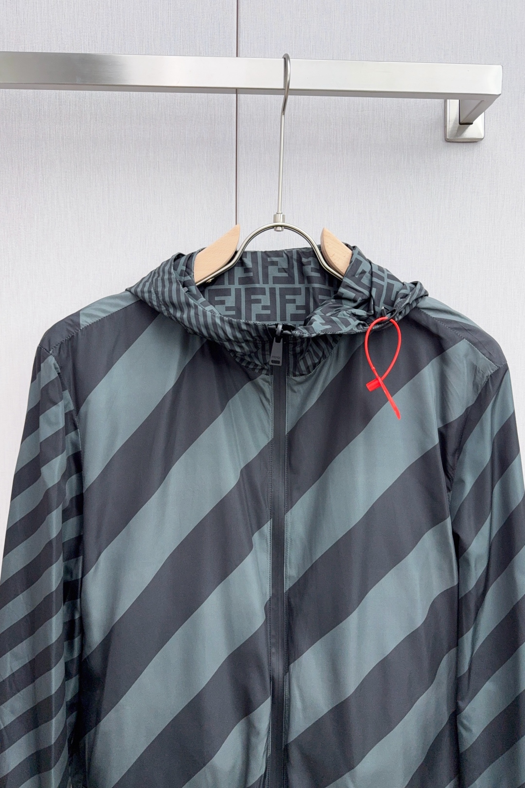 Luxurious Customized FENDI Double-Sided Hood Jacket with Unique Design and High-Tech Processes - 图片 5