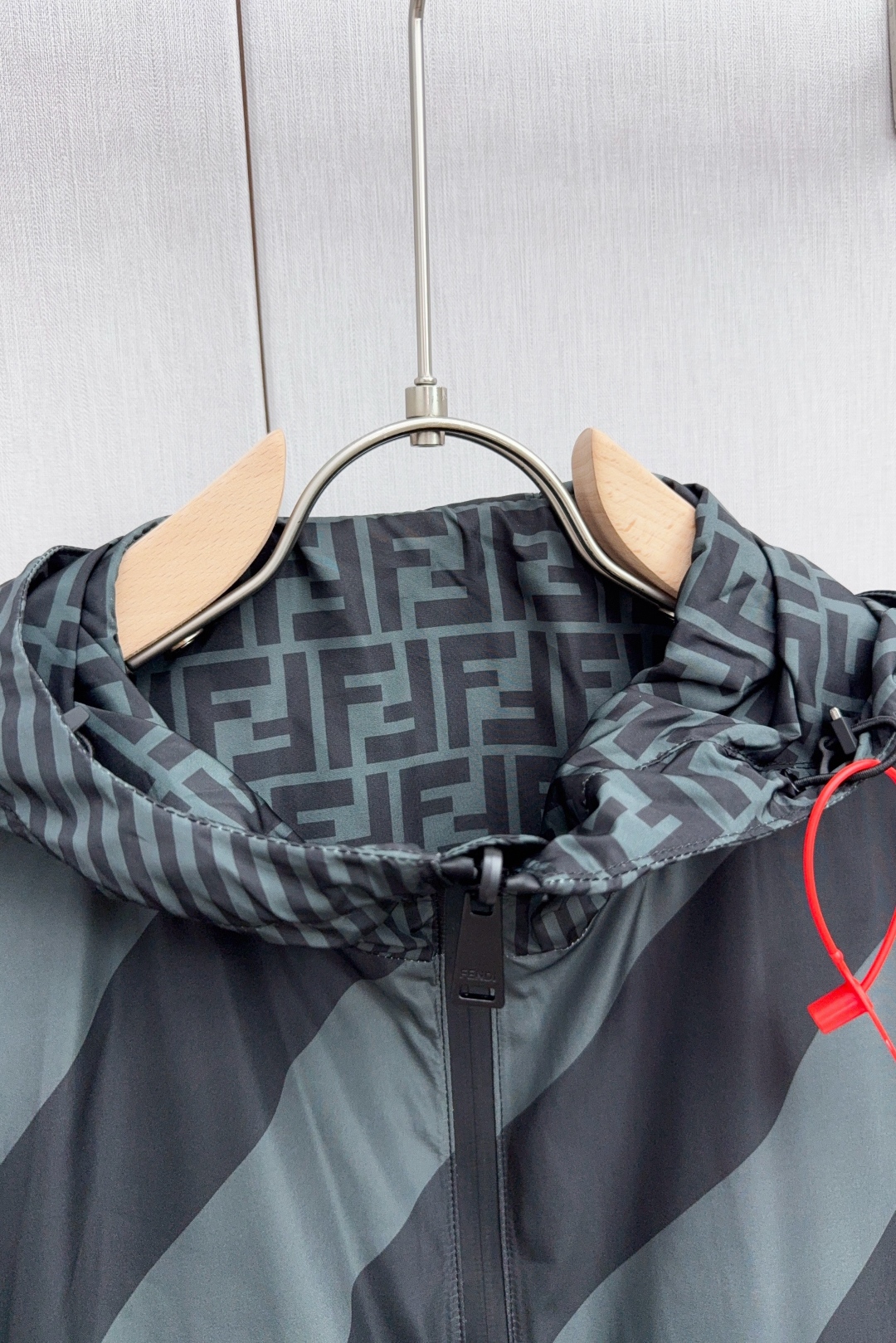 Luxurious Customized FENDI Double-Sided Hood Jacket with Unique Design and High-Tech Processes - 图片 6