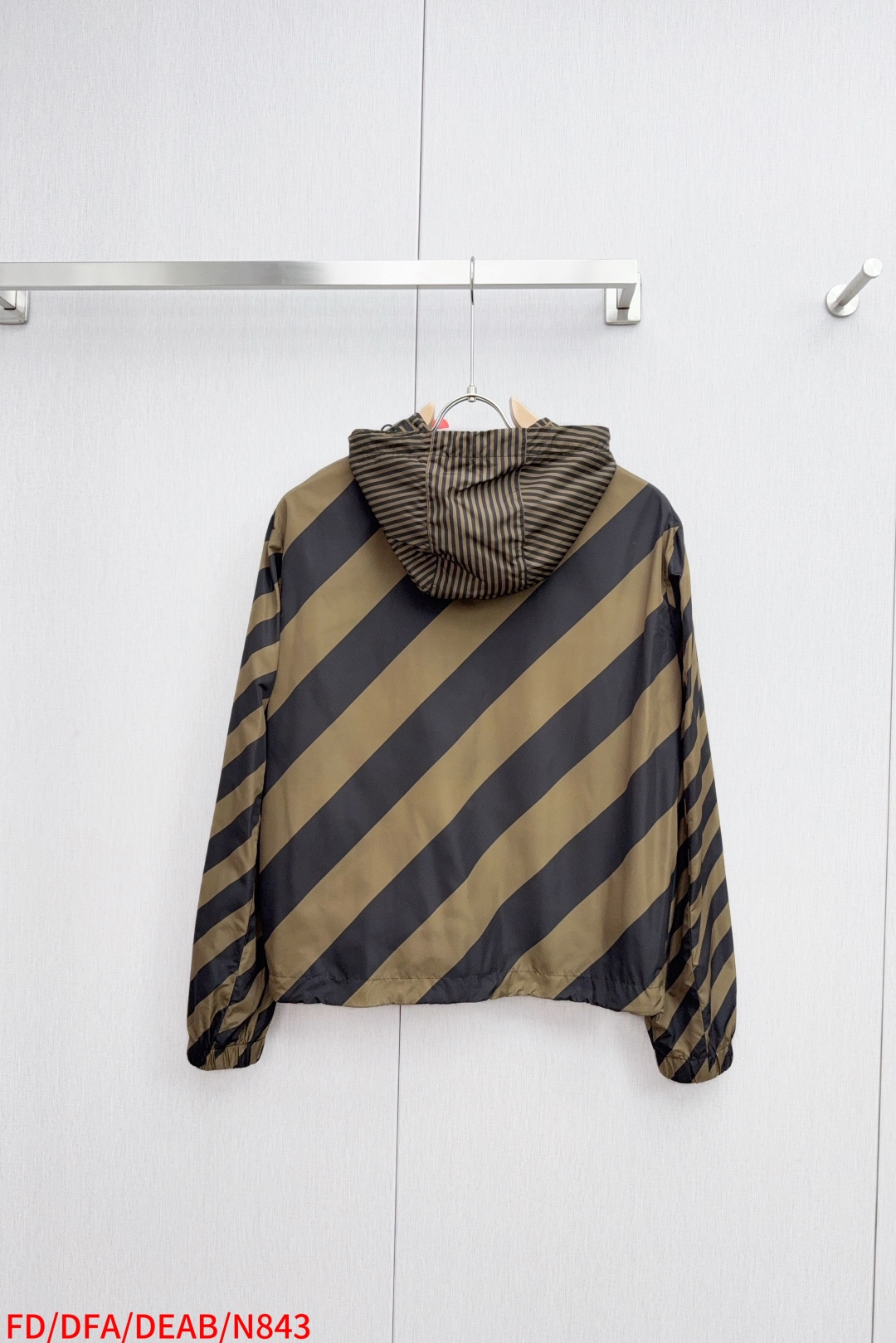 Luxurious Customized FENDI Double-Sided Hood Jacket with Unique Design and High-Tech Processes - 图片 2