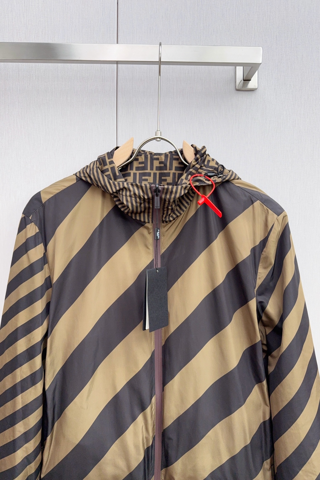 Luxurious Customized FENDI Double-Sided Hood Jacket with Unique Design and High-Tech Processes - 图片 5