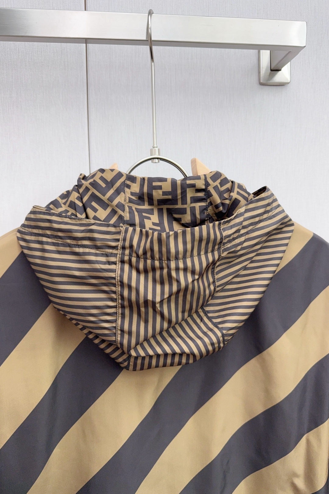 Luxurious Customized FENDI Double-Sided Hood Jacket with Unique Design and High-Tech Processes - 图片 9