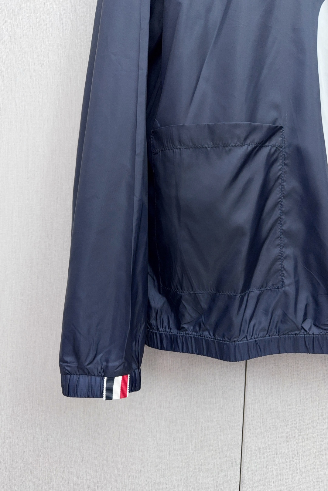 Colorful Clothes Collection Featuring Blue and White Shades with Sunscreen by T.B. Whale - 图片 8