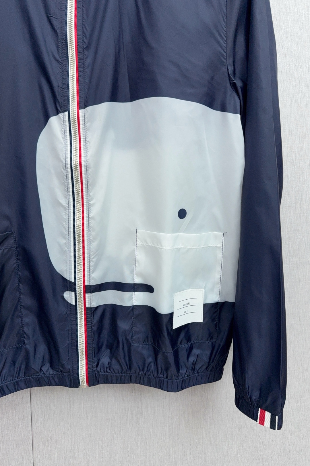 Colorful Clothes Collection Featuring Blue and White Shades with Sunscreen by T.B. Whale - 图片 5