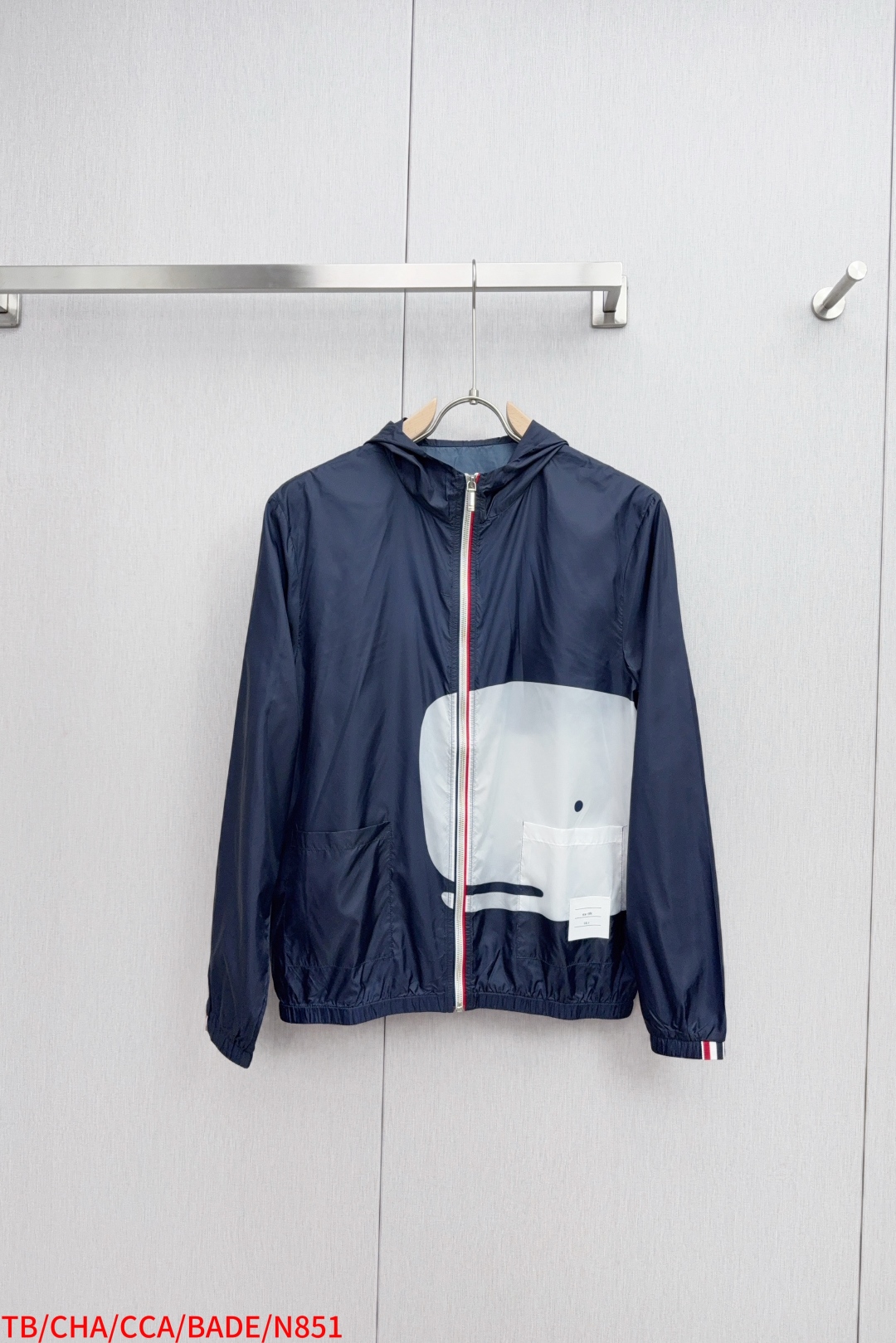 Colorful Clothes Collection Featuring Blue and White Shades with Sunscreen by T.B. Whale - 图片 2