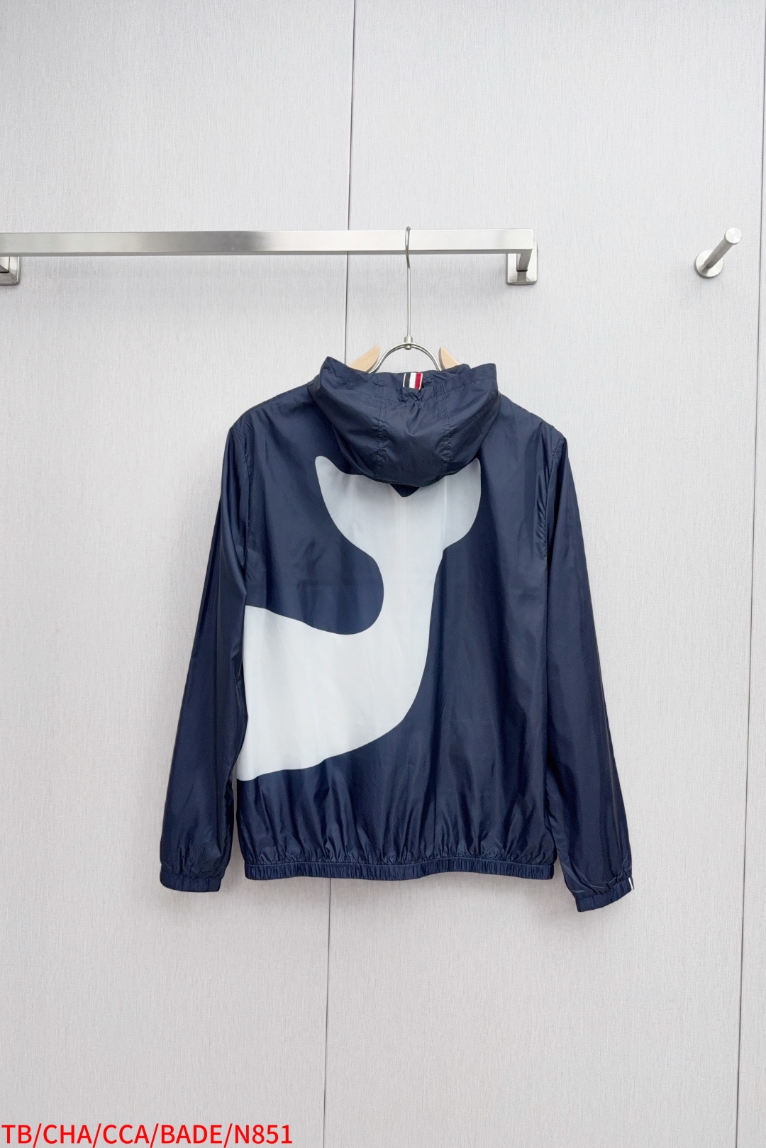 Colorful Clothes Collection Featuring Blue and White Shades with Sunscreen by T.B. Whale - 图片 3
