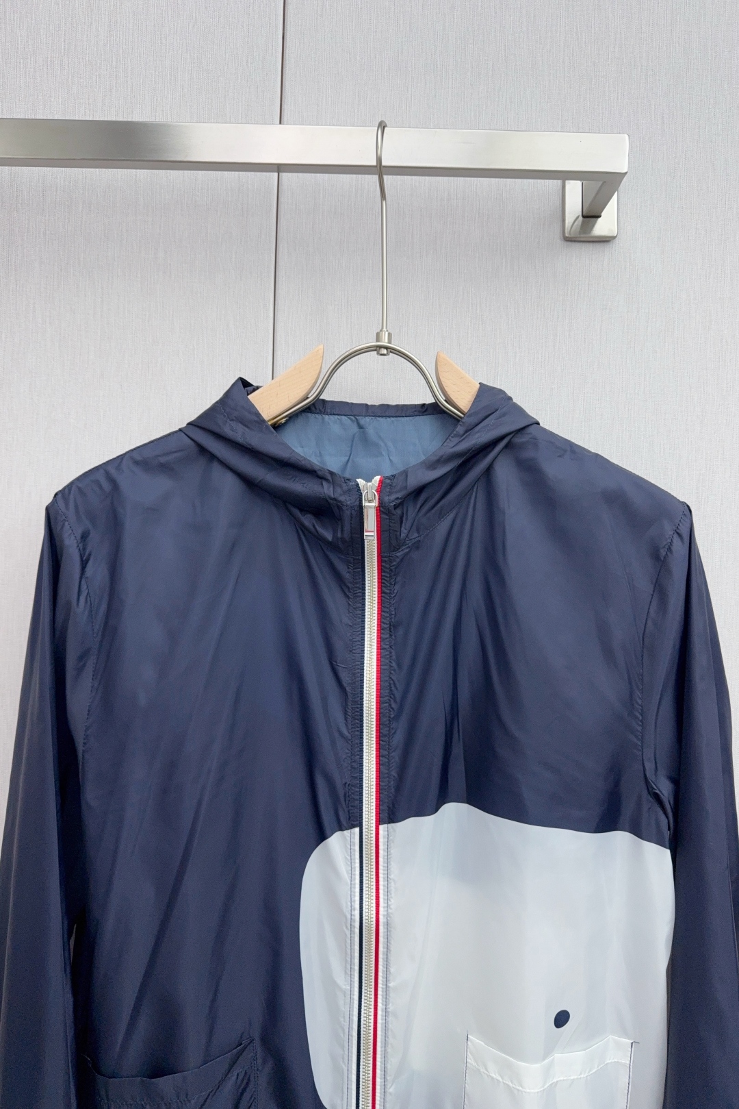 Colorful Clothes Collection Featuring Blue and White Shades with Sunscreen by T.B. Whale - 图片 4
