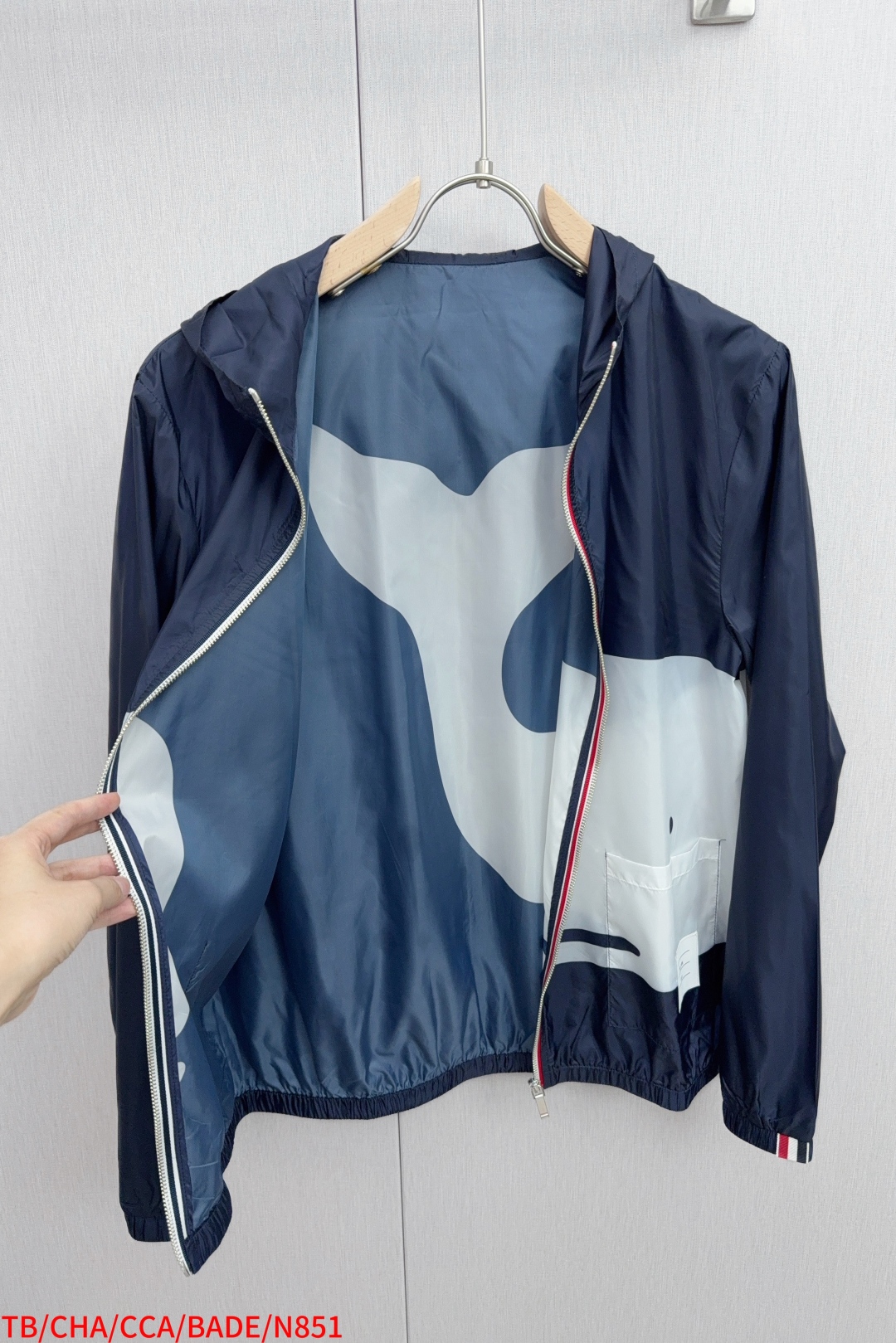 Colorful Clothes Collection Featuring Blue and White Shades with Sunscreen by T.B. Whale - 图片 9
