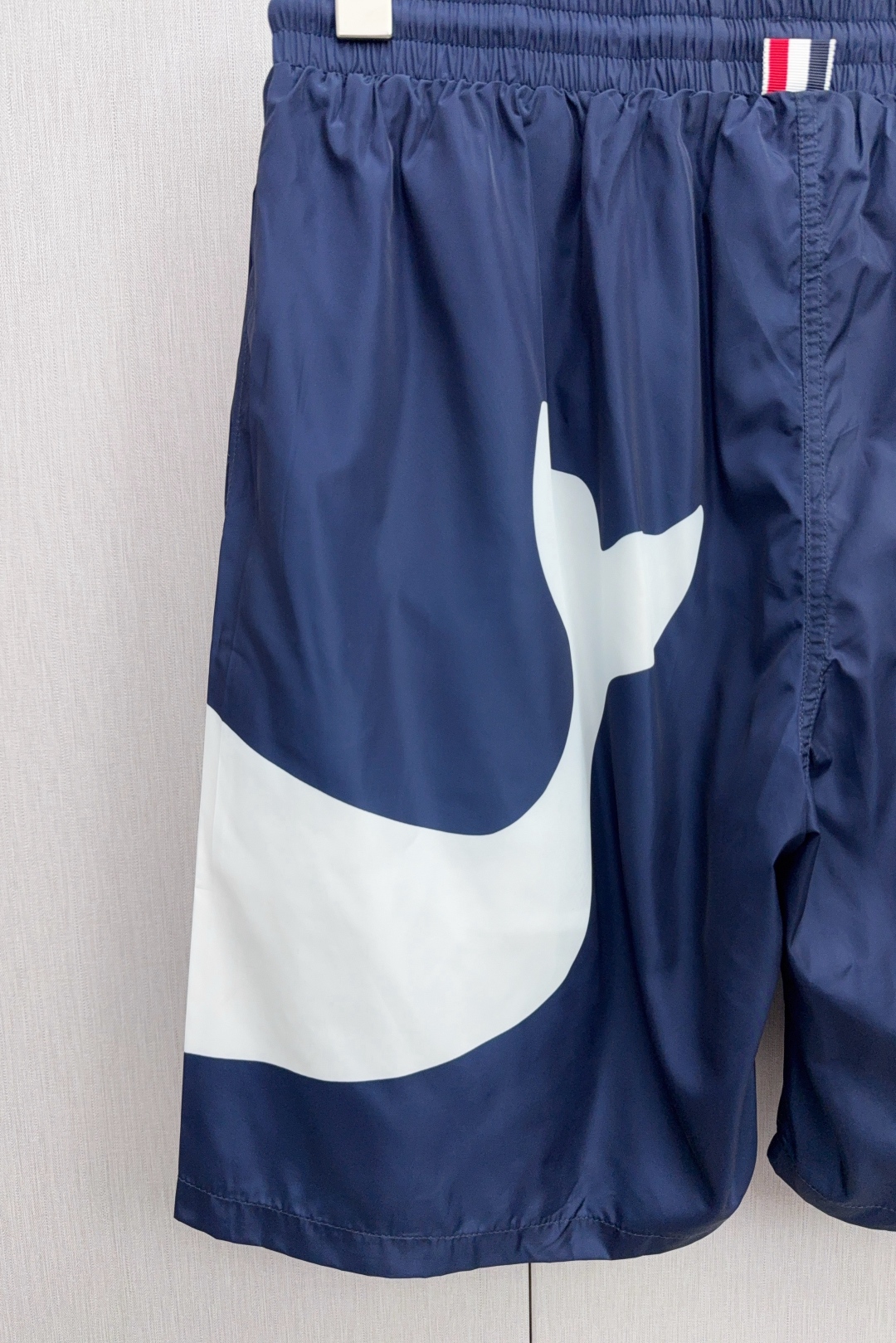 Colorful Clothes Collection Featuring Blue and White Shades with Sunscreen by T.B. Whale - 图片 6