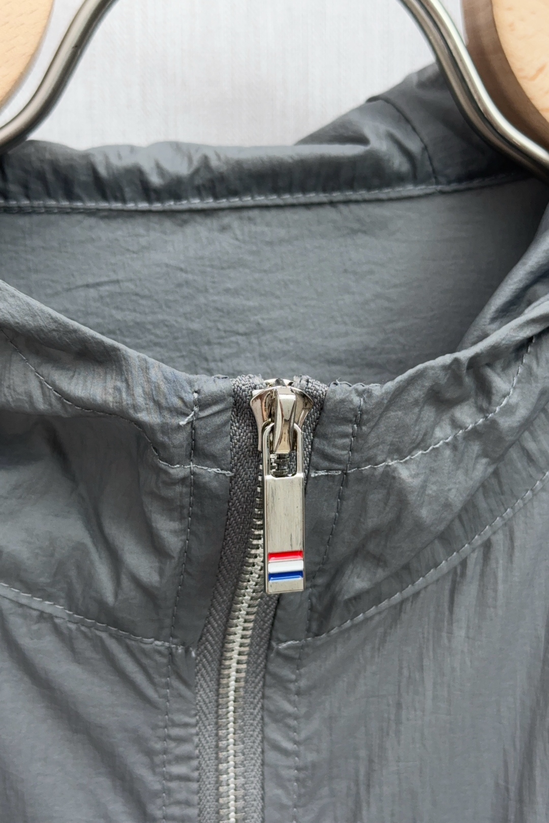 THOM BROWNE TB Striped Sunscreen Jacket: High-Quality UV Protection, Guangzhou Factory, Unisex Fit - 图片 4