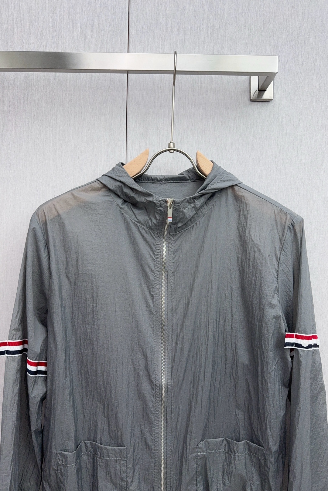 THOM BROWNE TB Striped Sunscreen Jacket: High-Quality UV Protection, Guangzhou Factory, Unisex Fit - 图片 3