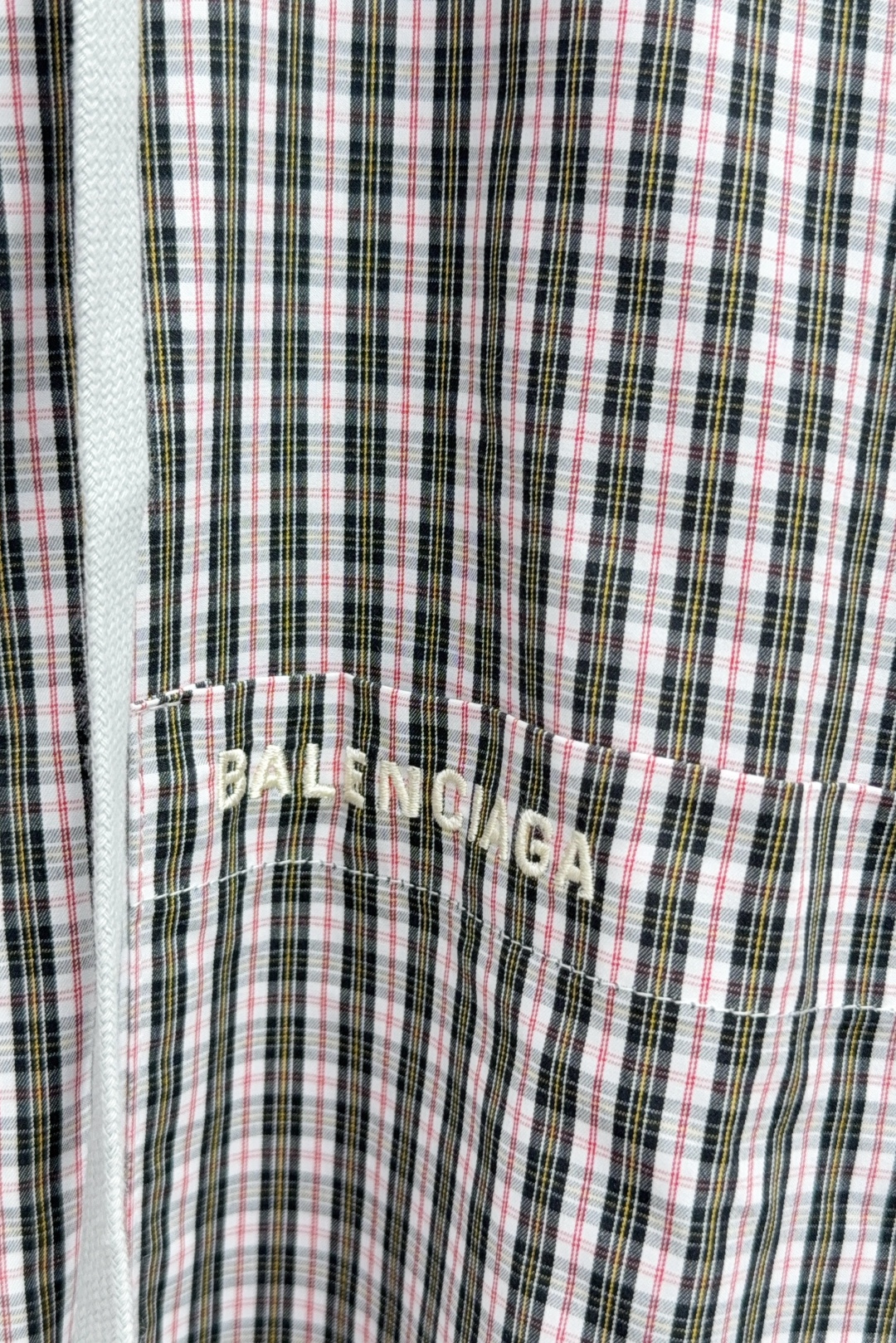 Balenciaga Paris Jiggle-Touched Hat Coat: Luxurious Textures and Intricate Details - 图片 4