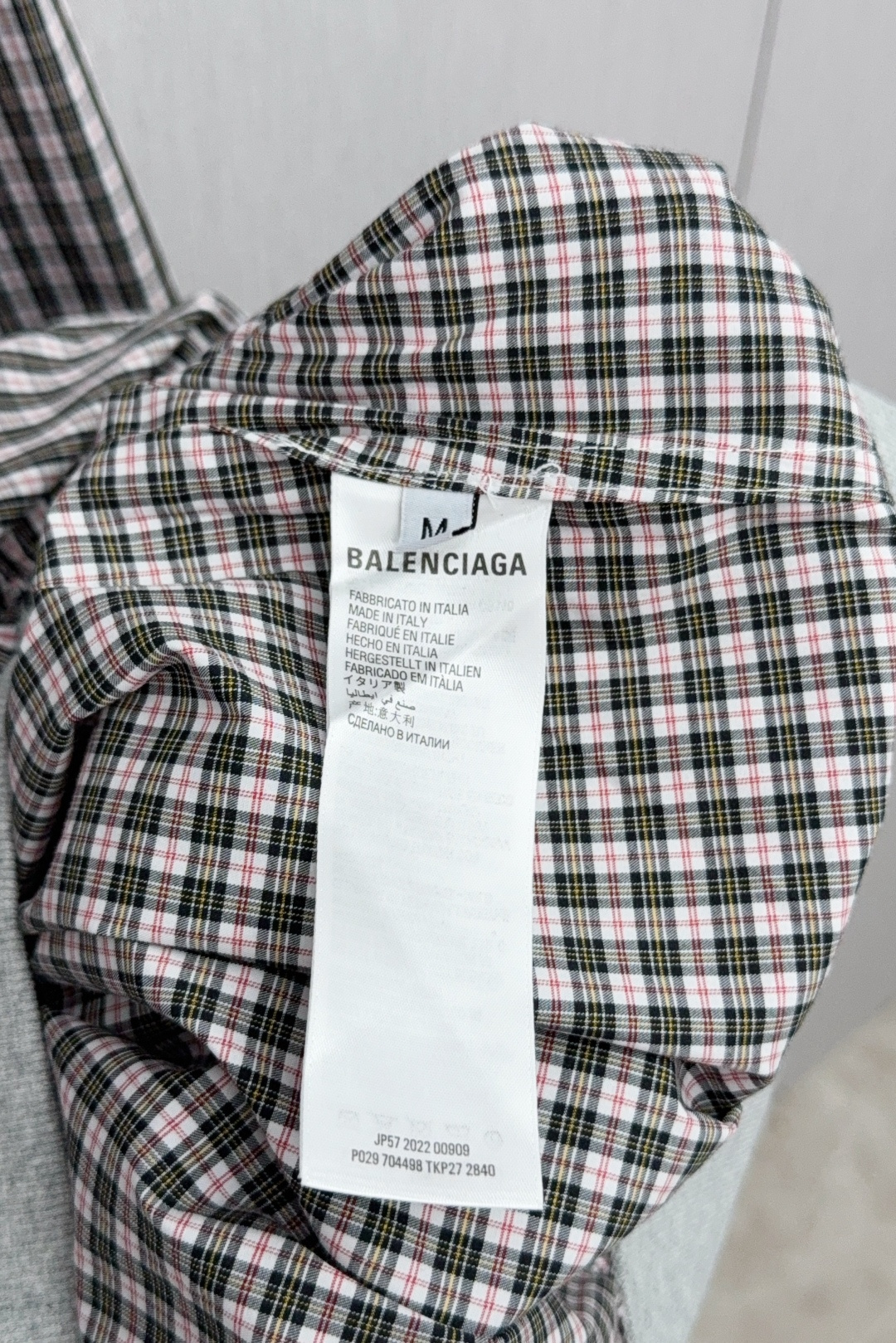 Balenciaga Paris Jiggle-Touched Hat Coat: Luxurious Textures and Intricate Details - 图片 8