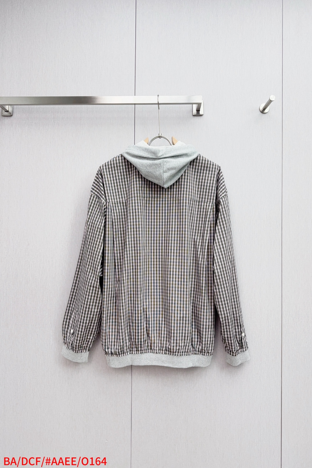 Balenciaga Paris Jiggle-Touched Hat Coat: Luxurious Textures and Intricate Details - 图片 2