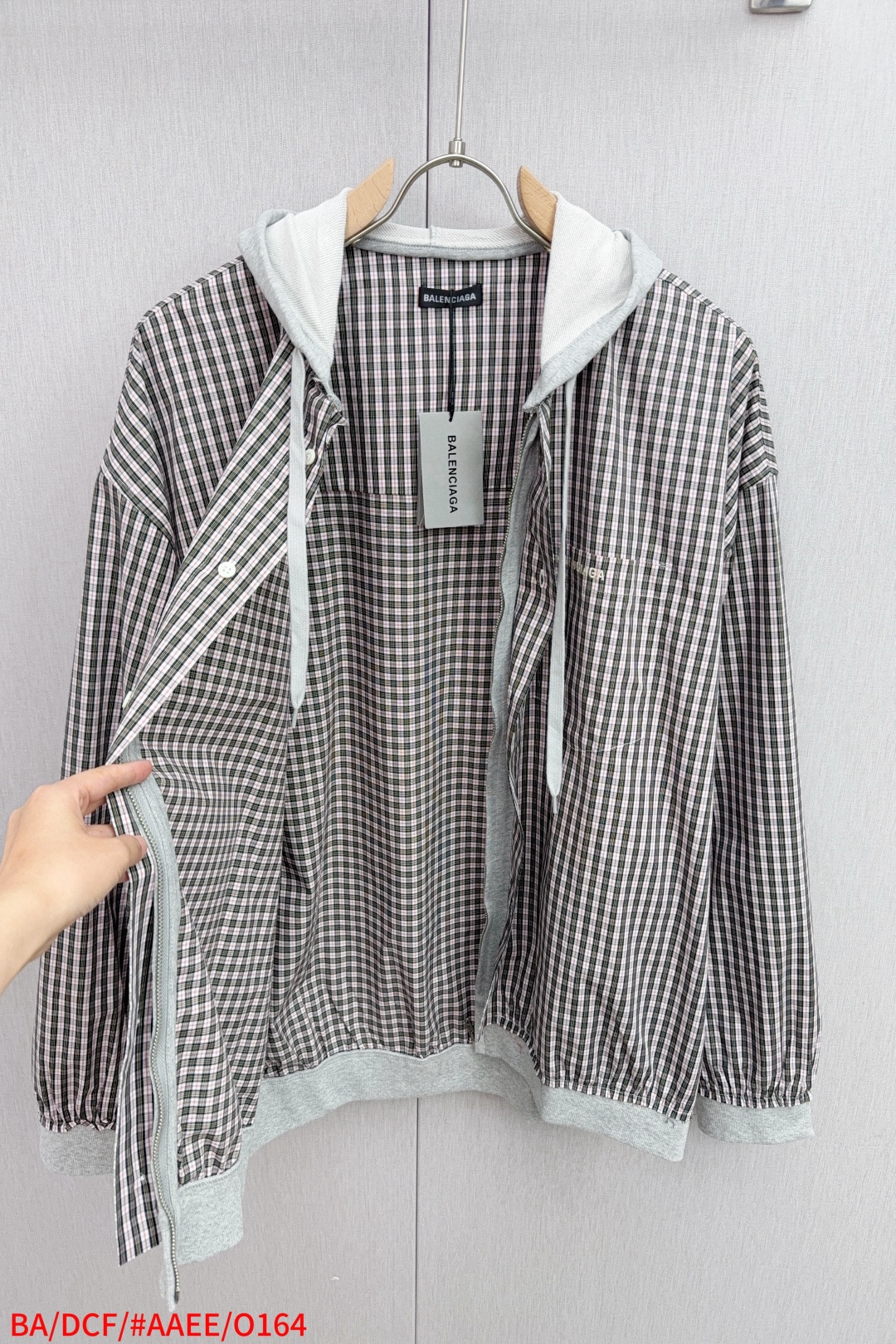 Balenciaga Paris Jiggle-Touched Hat Coat: Luxurious Textures and Intricate Details - 图片 9