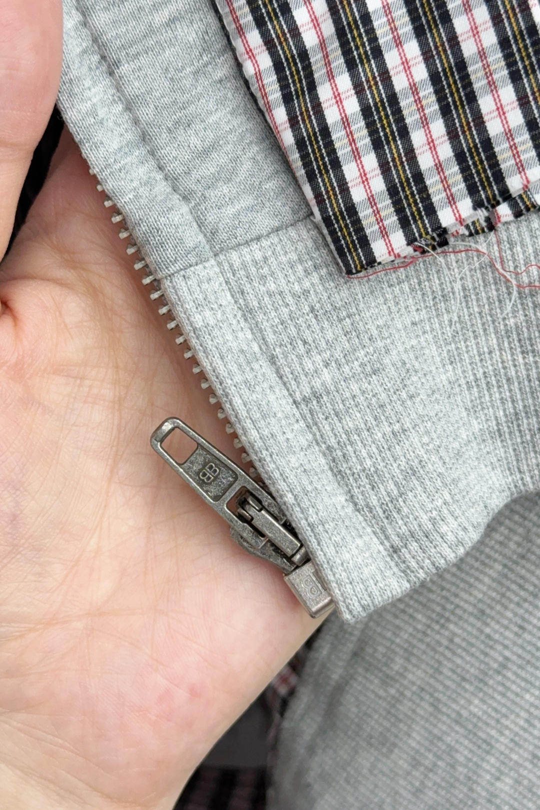 Balenciaga Paris Jiggle-Touched Hat Coat: Luxurious Textures and Intricate Details - 图片 7