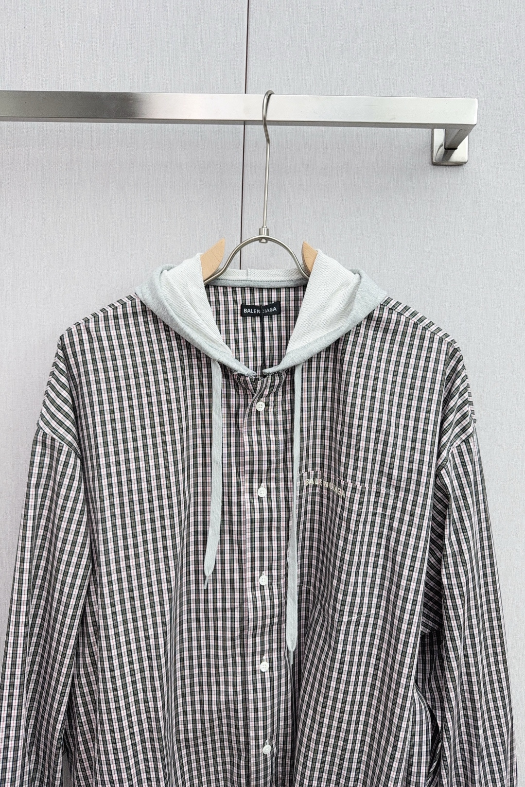 Balenciaga Paris Jiggle-Touched Hat Coat: Luxurious Textures and Intricate Details - 图片 3