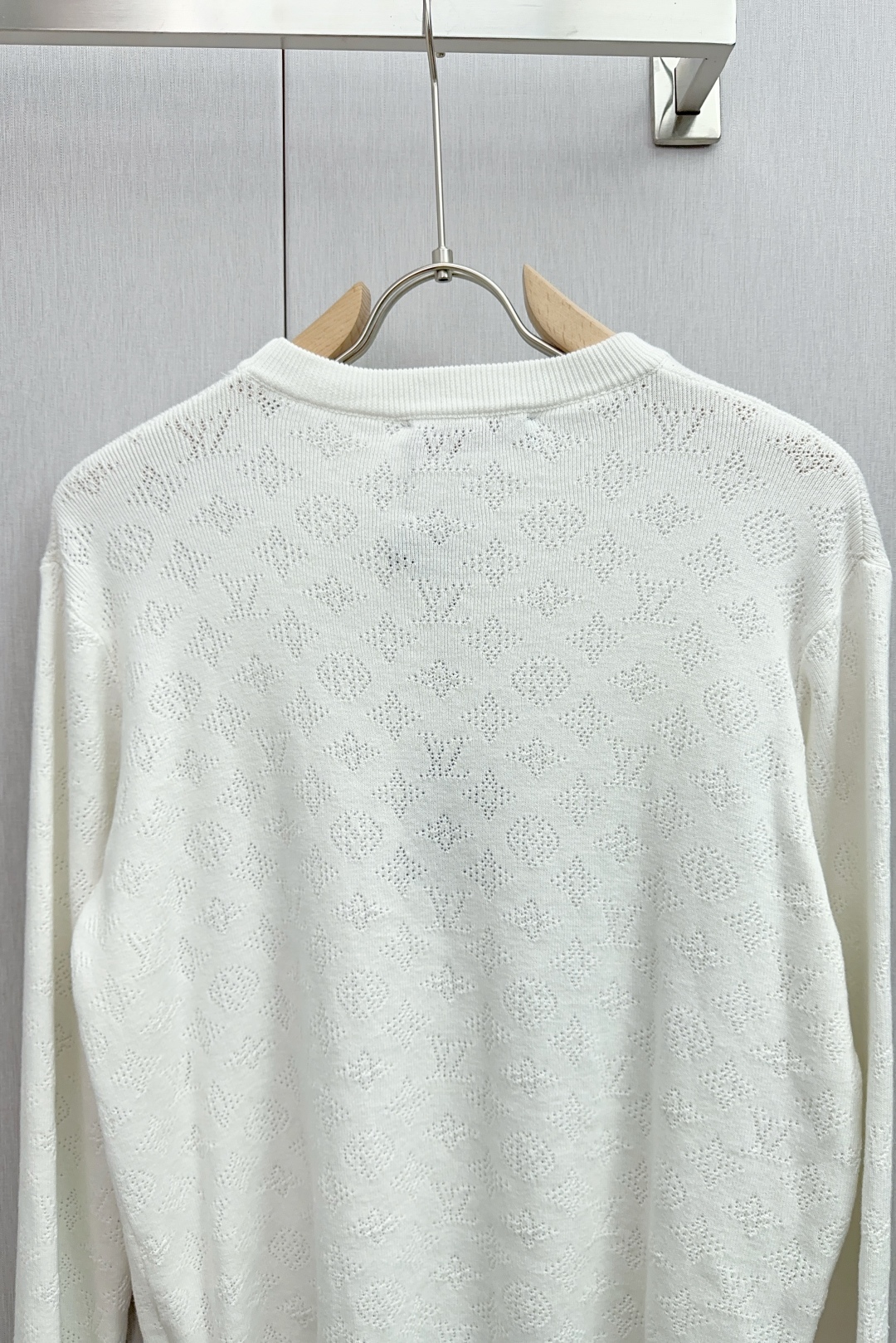 “LV 25SS Long-Sleeve Sweaters: High-Quality Cotton Knitwear with Unique Tailoring” - 图片 8