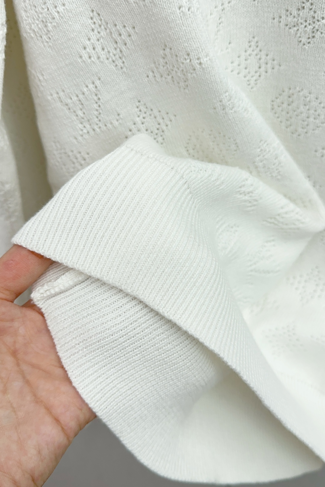 “LV 25SS Long-Sleeve Sweaters: High-Quality Cotton Knitwear with Unique Tailoring” - 图片 7