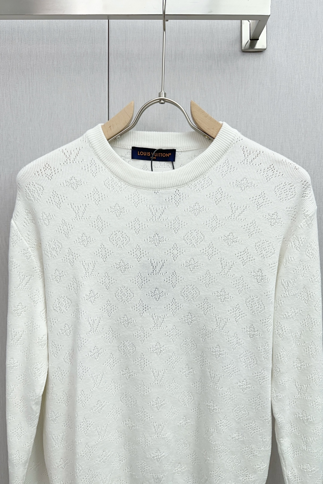 “LV 25SS Long-Sleeve Sweaters: High-Quality Cotton Knitwear with Unique Tailoring” - 图片 3