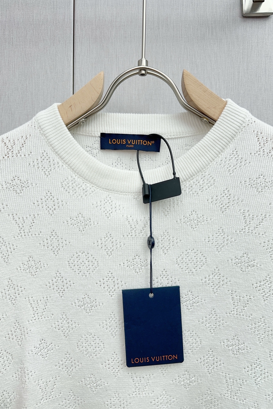 “LV 25SS Long-Sleeve Sweaters: High-Quality Cotton Knitwear with Unique Tailoring” - 图片 4