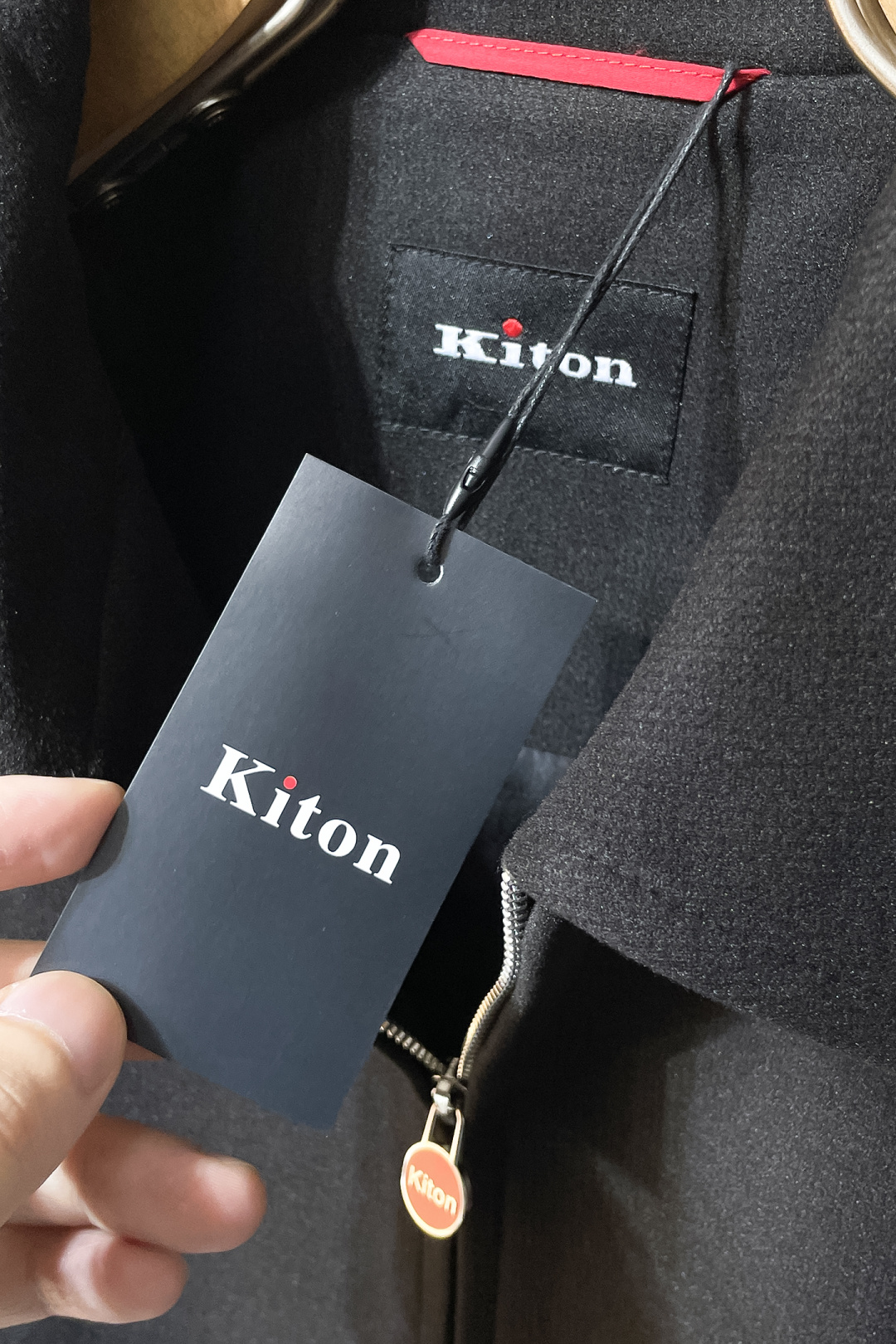 Kiton New Men’s Autumn/Winter Collection: Elegant, Detailed, Masterful Craftsmanship, Classic Designs for Urban Elite Men - 图片 5