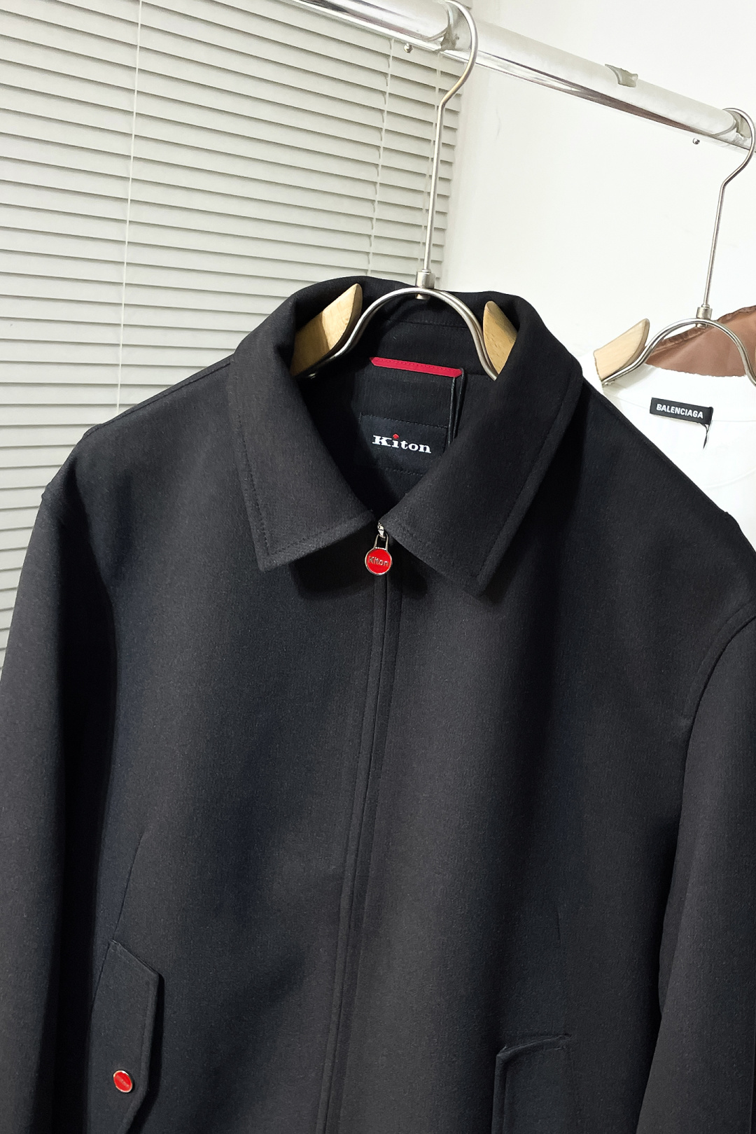 Kiton New Men’s Autumn/Winter Collection: Elegant, Detailed, Masterful Craftsmanship, Classic Designs for Urban Elite Men - 图片 4