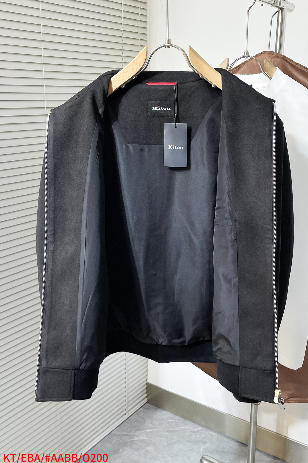 Kiton New Men’s Autumn/Winter Collection: Elegant, Detailed, Masterful Craftsmanship, Classic Designs for Urban Elite Men - 图片 2