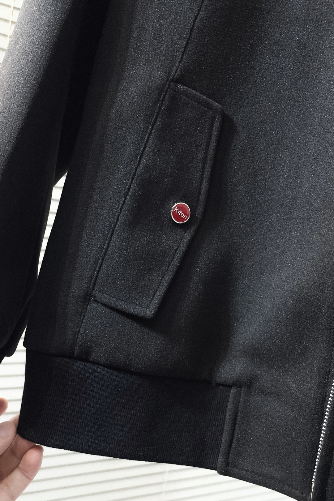 Kiton New Men’s Autumn/Winter Collection: Elegant, Detailed, Masterful Craftsmanship, Classic Designs for Urban Elite Men - 图片 7