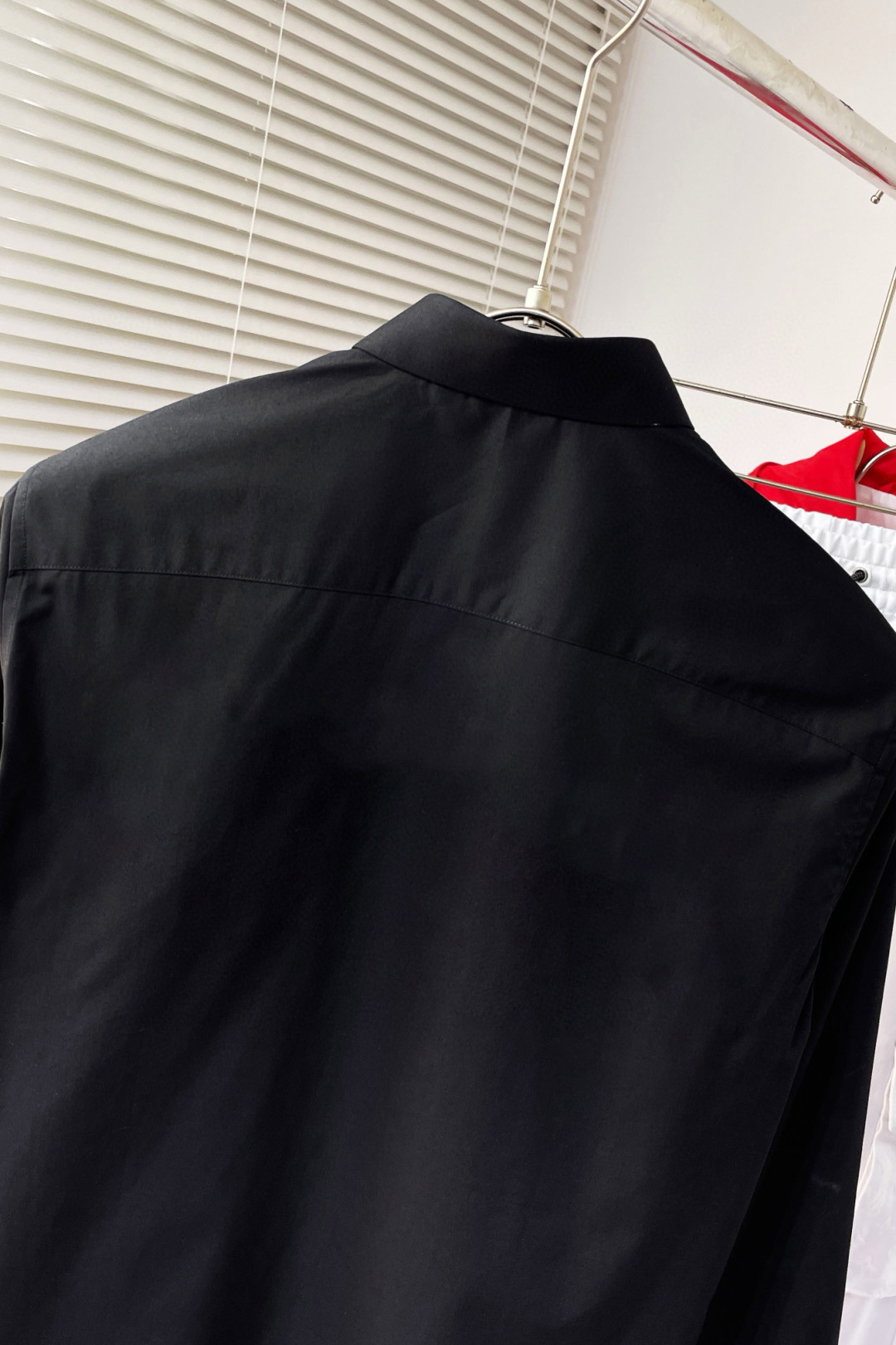 “Magira Long-Sleeved Shirt: Fashionable, High-Quality, and Comfortable Unisex Apparel” - 图片 8