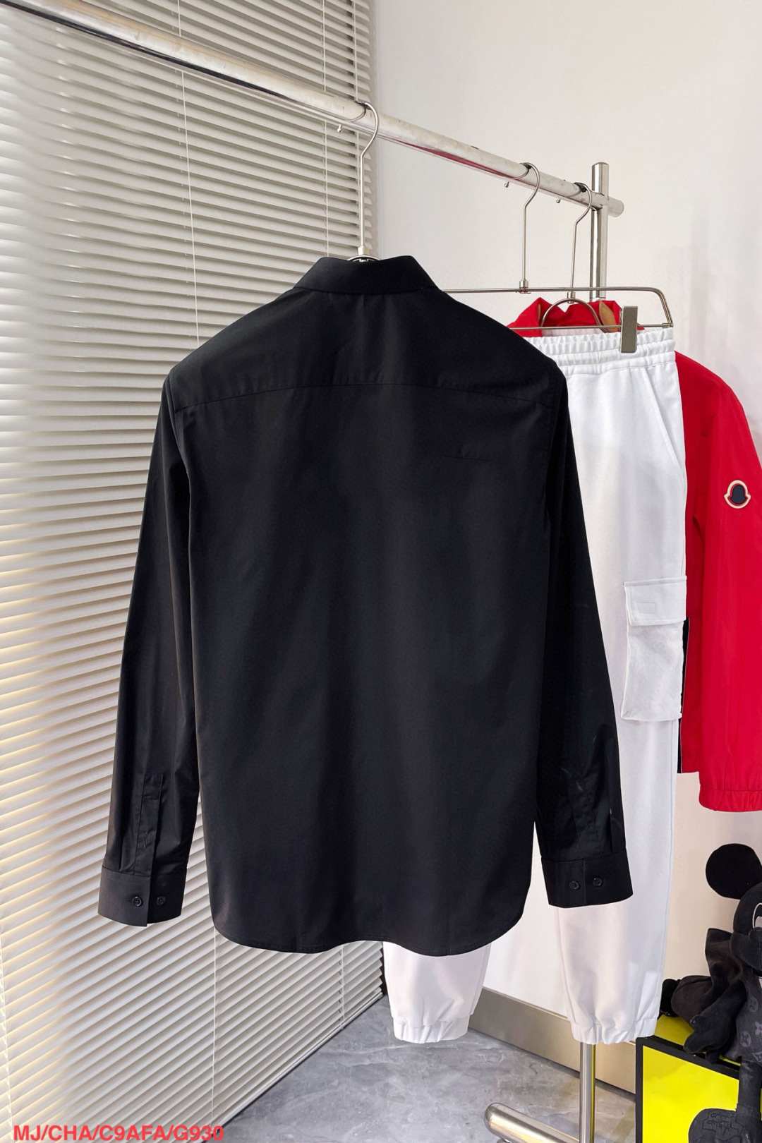 “Magira Long-Sleeved Shirt: Fashionable, High-Quality, and Comfortable Unisex Apparel” - 图片 3