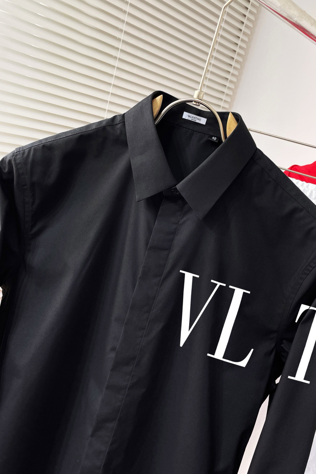 Valentino Long-Sleeved Shirts: High-Grade Fashion with Original Fabrics and Classic Logo - 图片 4