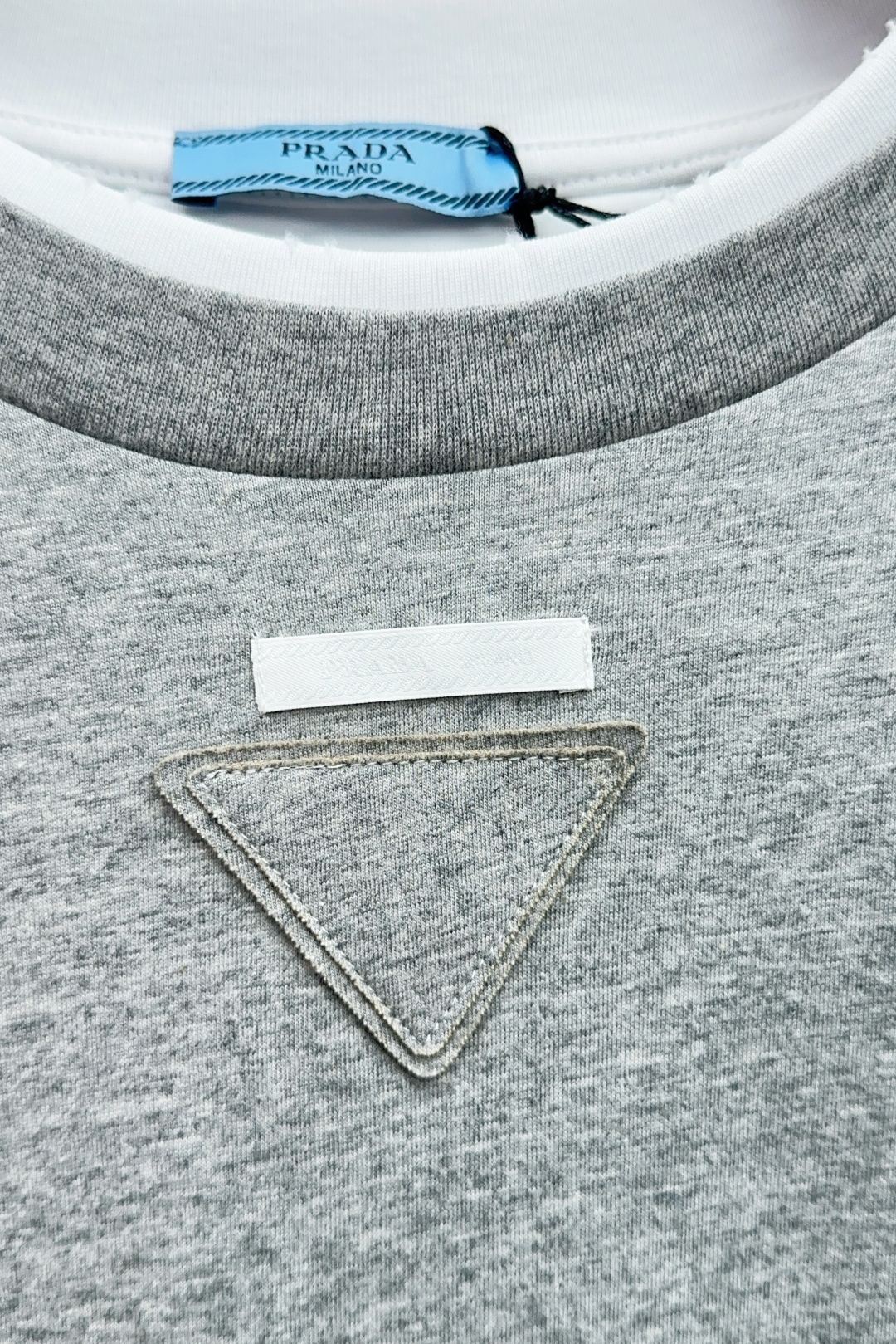 Prada’s New Long-Sleeve T-Shirts: Hierarchy Design with Triangle Logo, 3 Sizes Available - 图片 5