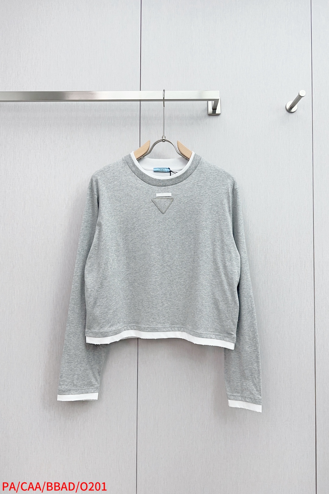 Prada’s New Long-Sleeve T-Shirts: Hierarchy Design with Triangle Logo, 3 Sizes Available - 图片 1