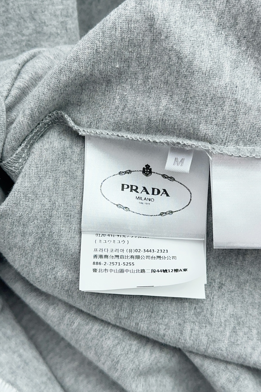 Prada’s New Long-Sleeve T-Shirts: Hierarchy Design with Triangle Logo, 3 Sizes Available - 图片 9