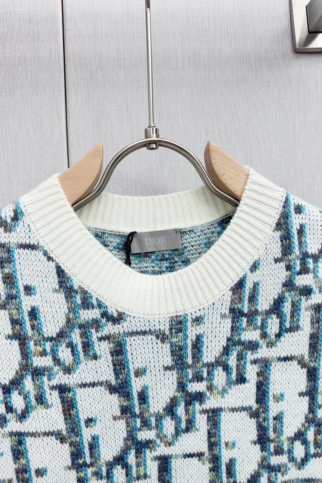 Elegant White and Blue Wool Oblique Stamps with Chorded Collar – Sizes XS to L - 图片 4