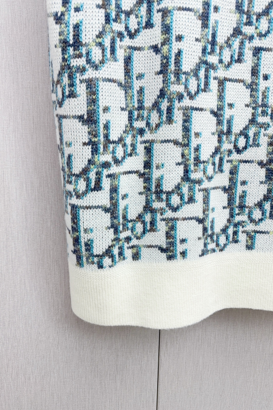 Elegant White and Blue Wool Oblique Stamps with Chorded Collar – Sizes XS to L - 图片 7