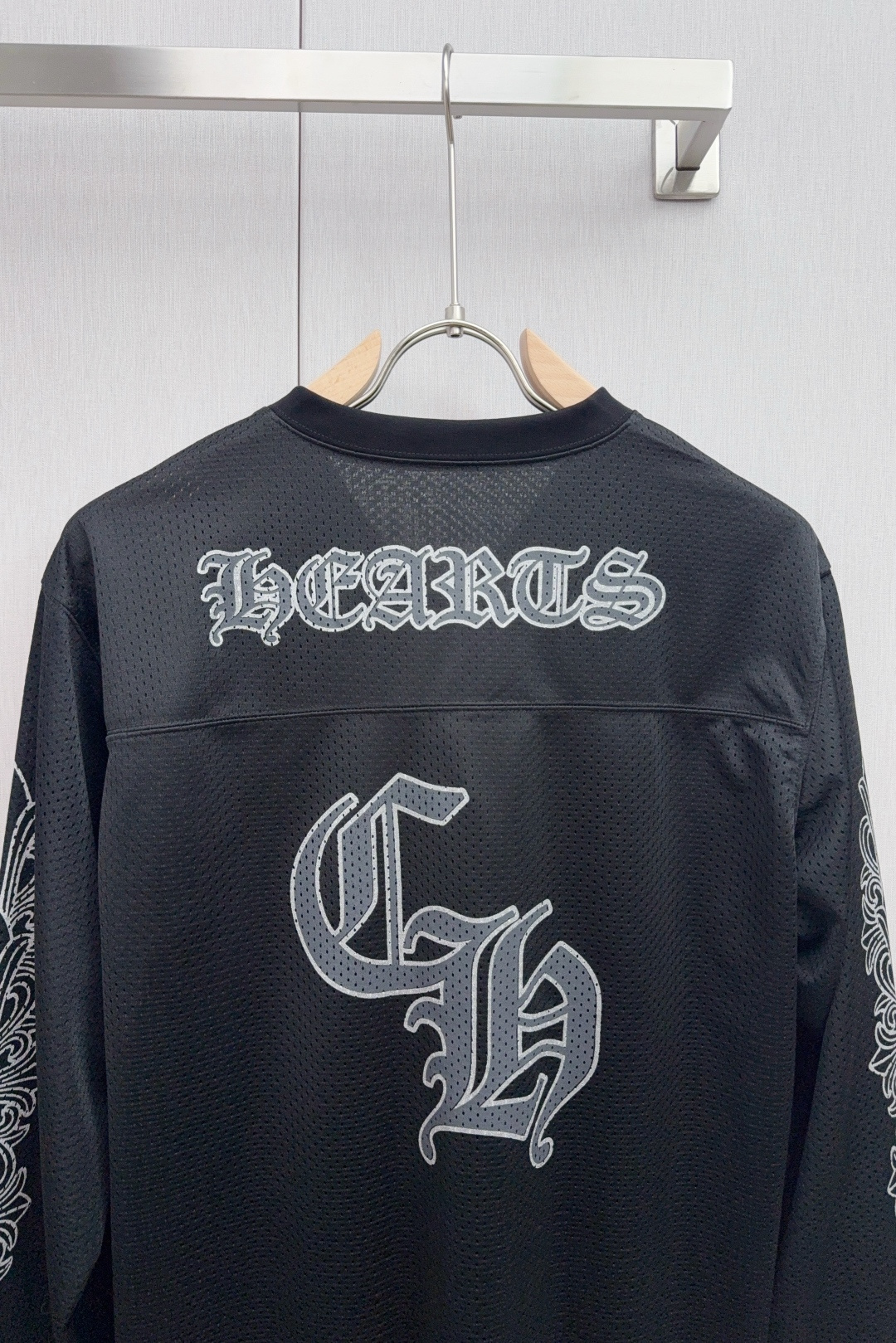 Chrome Heartcrobatic Long Sleeve V-Neck Cotton T-Shirt in Black, Sizes SML - 图片 7