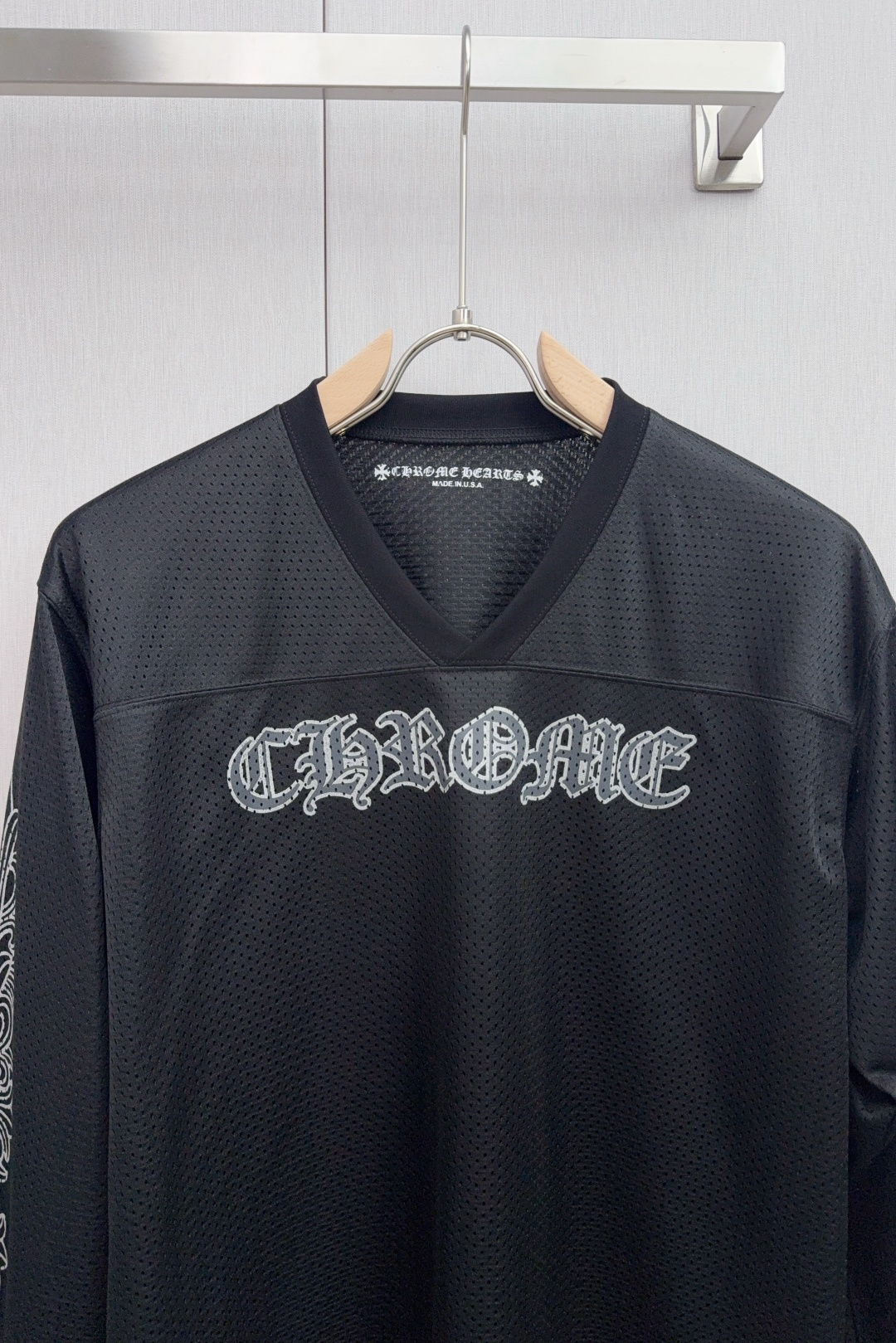 Chrome Heartcrobatic Long Sleeve V-Neck Cotton T-Shirt in Black, Sizes SML - 图片 3