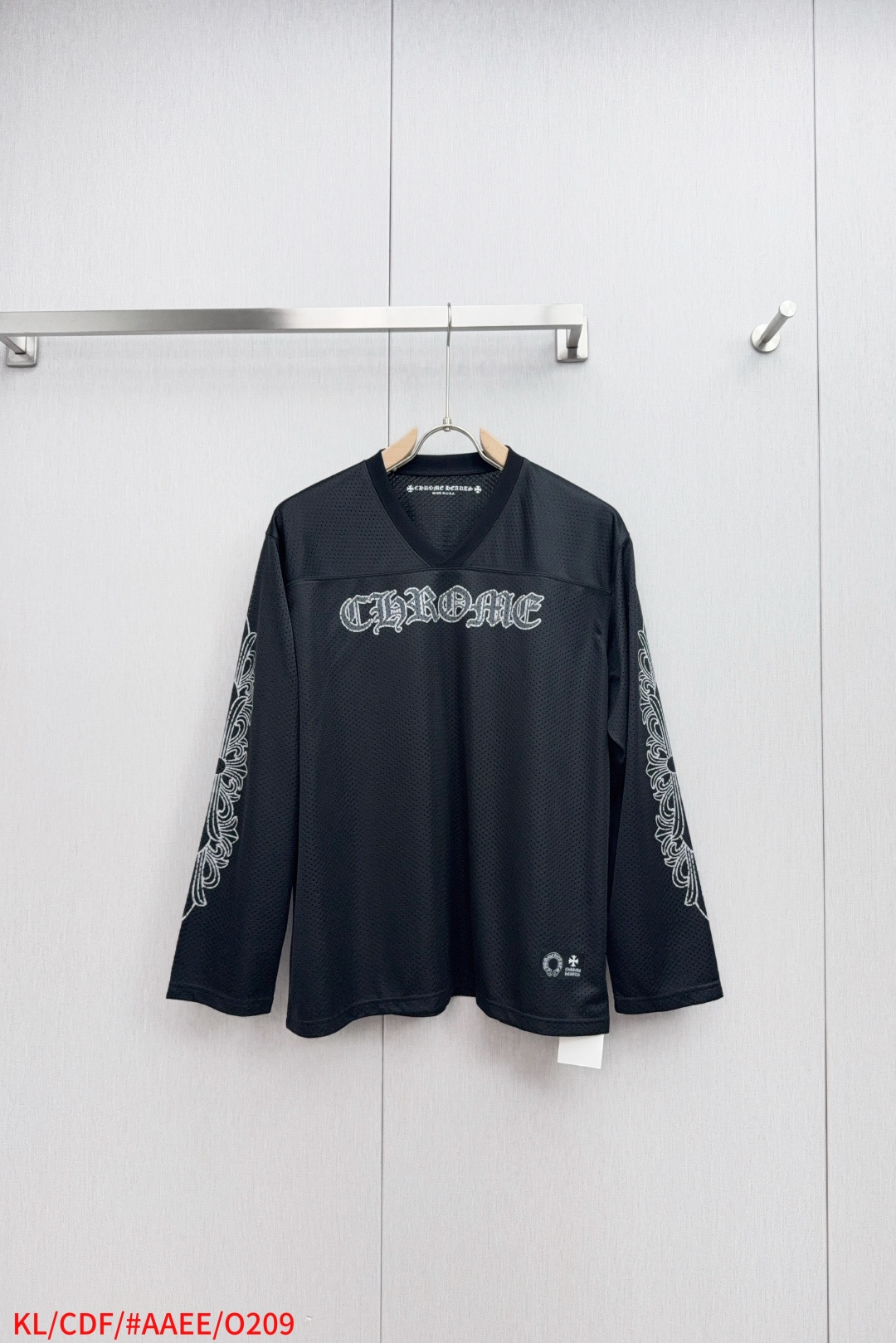 Chrome Heartcrobatic Long Sleeve V-Neck Cotton T-Shirt in Black, Sizes SML - 图片 1