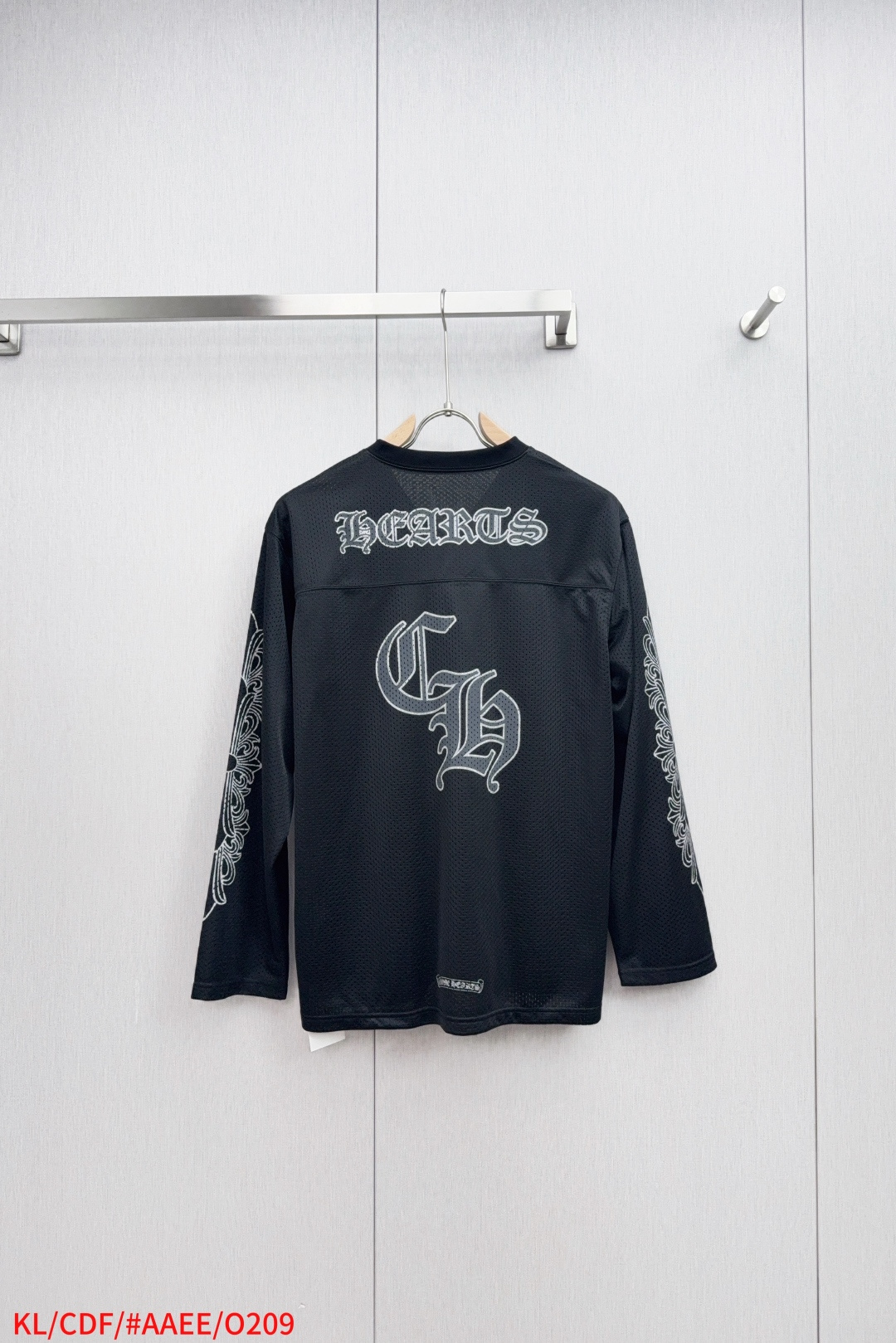 Chrome Heartcrobatic Long Sleeve V-Neck Cotton T-Shirt in Black, Sizes SML - 图片 2