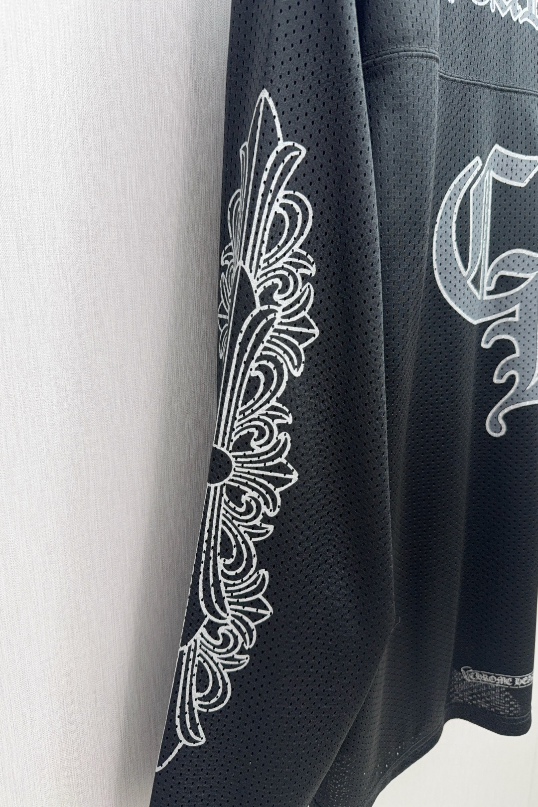 Chrome Heartcrobatic Long Sleeve V-Neck Cotton T-Shirt in Black, Sizes SML - 图片 4
